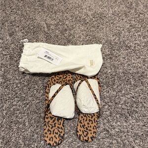 NWT TKEES STUDIO EXOTICS PRINTED LEATHER FLAT THONG - size 7